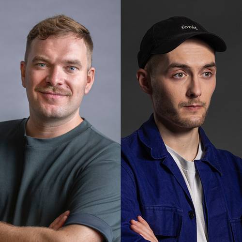 Zwei Personen nebeneinander. Links Person mit Schnurrbart, grauem T-Shirt. Rechts Person mit Mütze "forét", blauer Jacke.