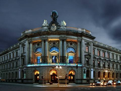  – Fassade des Museums für Kommunikation bei Nacht