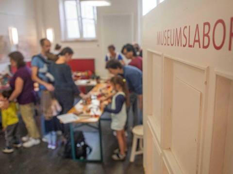 Willkommen im Museumslabor! – Der Blick ins Museumslabor zeigt eine Gruppe beim gestalten kreativer Drucke