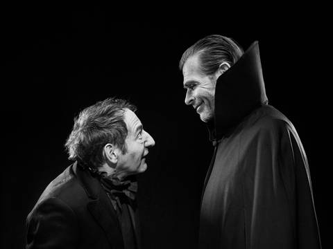 Tonio Arango und Boris Aljinović sind Dracula und sein Lakai Igor. – Zwei Personen stehen sich lächelnd gegenüber; die eine trägt einen langen Umhang mit hohem Kragen, die andere einen Anzug.