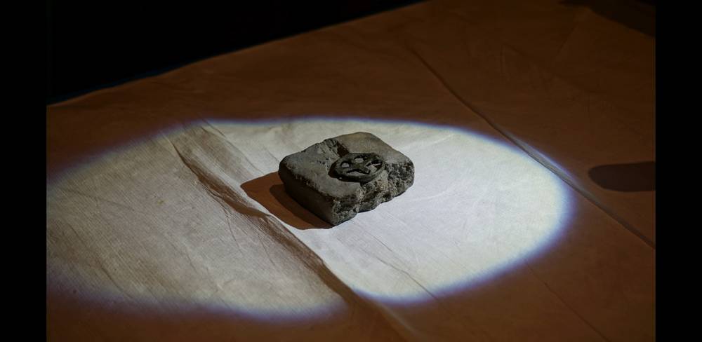 Bronzenes Radkreuz in der Gussform vom Spandauer Burgwall.