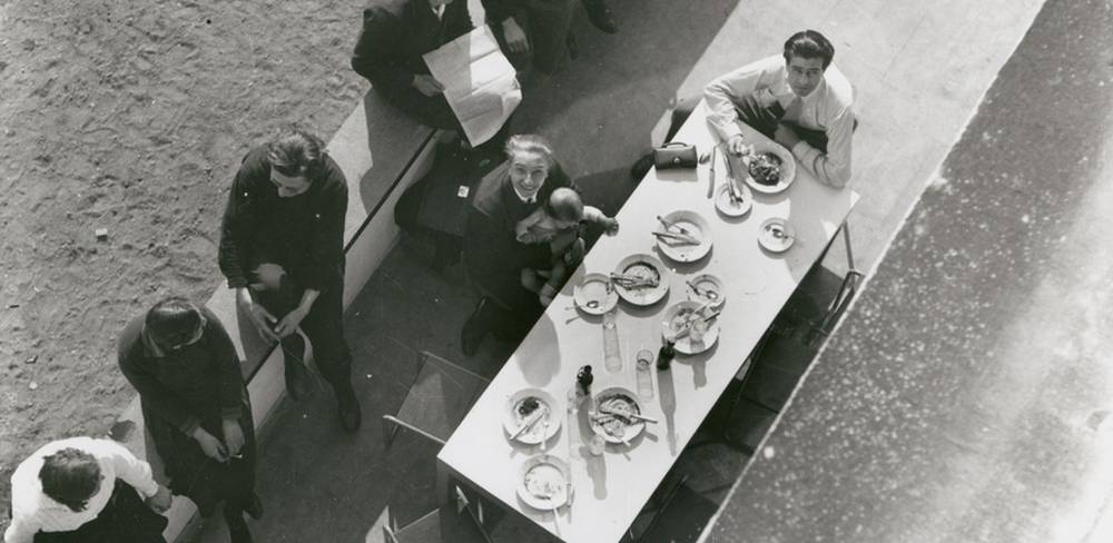 Irene Bayer, Blick auf die Terrasse der Kantine des Bauhaus Dessau, um 1927