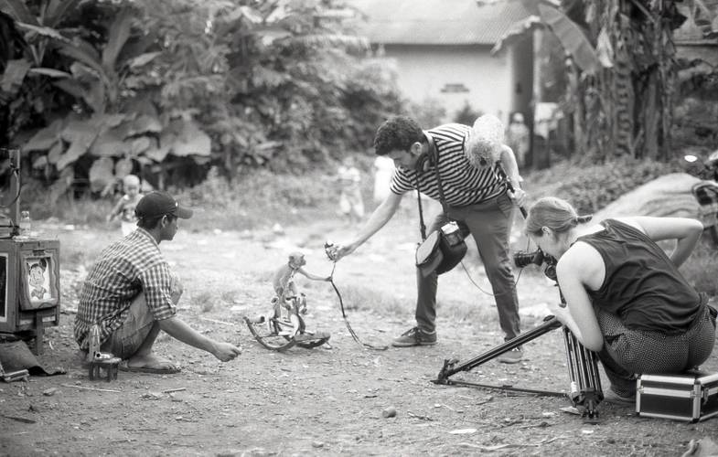 Das Kollektiv OJOBOCA beim Dreh ihres Films The Masked Monkeys, 2015, in Indonesien © OJOBOCA – Das Kollektiv OJOBOCA beim Dreh ihres Films The Masked Monkeys, 2015, in Indonesien
