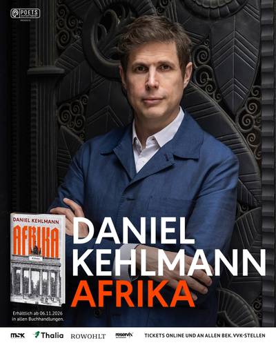 Daniel Kehlmann "Afrika" Poster – Person in blauem Anzug vor kunstvollem schwarzen Hintergrund, daneben Buchcover "Daniel Kehlmann AFRIKA", erhältlich ab 06.11.2026.
