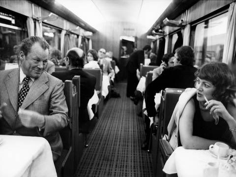 Willy Brandt im Speisewagen auf Wahlkampfreise, Süddeutschland 1973 © Archiv Robert Lebeck