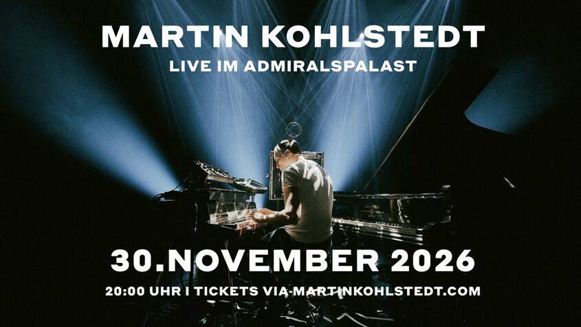 Person spielt Klavier auf einer Bühne unter Scheinwerferlicht. Text: MARTIN KOHLSTEDT LIVE IM ADMIRALSPALAST 30.NOVEMBER 2026 20:00 UHR TICKETS VIA
