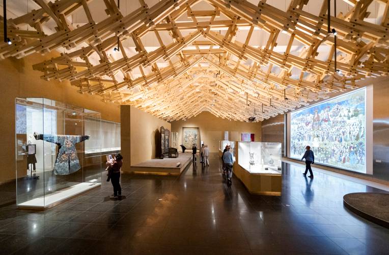 Ansicht der vom chinesischen Architekten Wang Shu gestalteten Deckenkonstruktion im Modul "Hofkunst Chinas" – Ansicht der vom chinesischen Architekten Wang Shu gestalteten Deckenkonstruktion im Modul "Hofkunst Chinas"