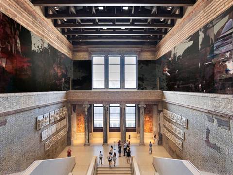 Blick in die Treppenhalle des Neuen Museums