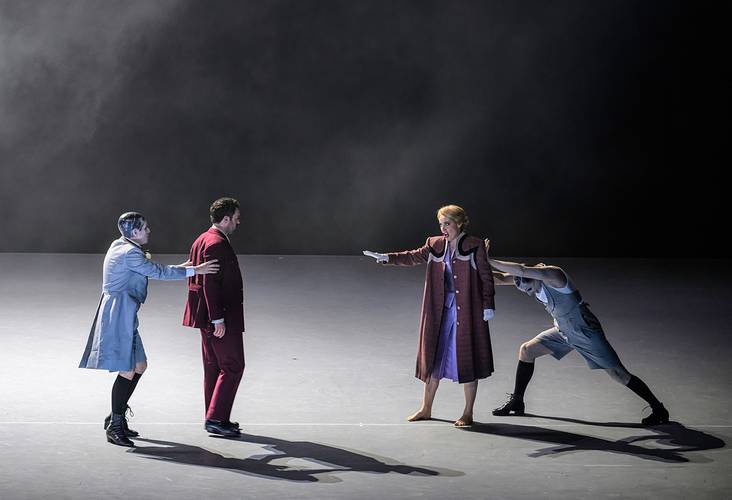 A Midsummer Night’s Dream – Dean Murphy als Demetrius, Anna Werle als Hermia, Iestyn Davies als Oberon, Jami Reid-Quarrell als Puck Bettina Stöß