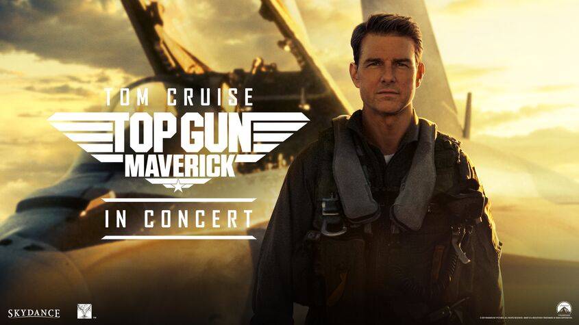 Männlich gelesene Person vor Kampfjet. Text: Tom Cruise Top Gun Maverick in Concert. Logos: Skydance, Paramount Pictures, TC Productions.
