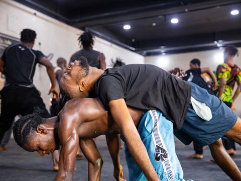 Probenfotos zur Performance „Lagos is a R.A.V.E.“ von Qudus Onikeku – Probenfotos zur Performance „Lagos is a R.A.V.E.“ von Qudus Onikeku