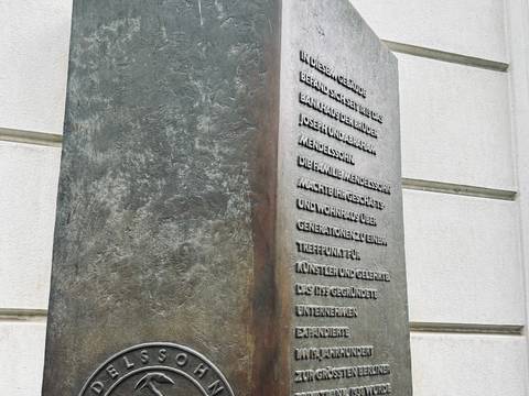 Gedenktafel am ehemaligen Bankhaus Mendelssohn. – Metallene Gedenktafel mit Aufdruck des alten Siegels des Bankhauses Mendelssohn.