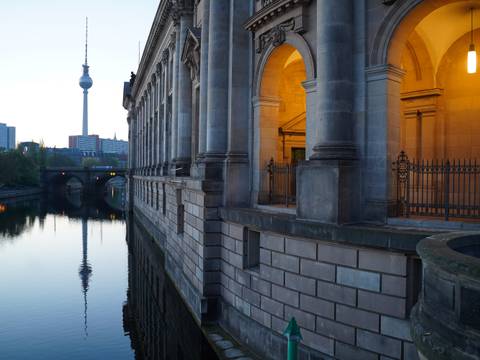  – Blick auf das Bode-Museum am frühen Morgen.