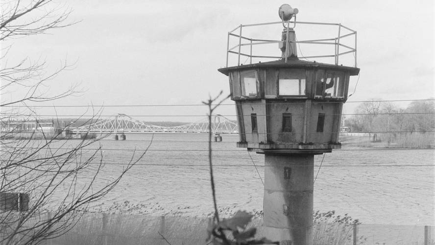 Ufer Park Babelsberg mit Wachturm und Blick auf Glienicker Brücke