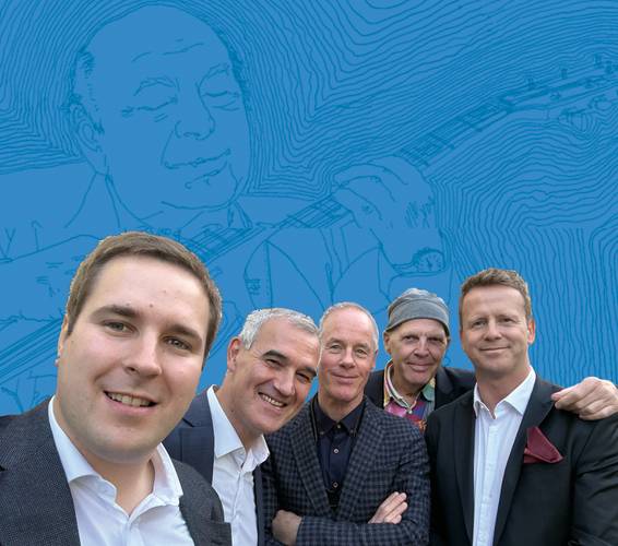 Fünf lächelnde Personen in Anzügen, im Hintergrund eine blaue Zeichnung eines Mannes mit Gitarre.