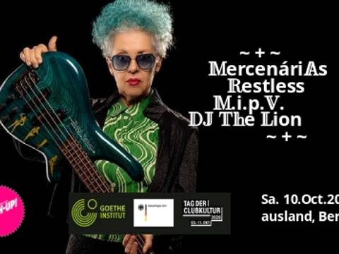  – Person mit blauem Haar und Sonnenbrille haelt einen Bass in der Hand. Text: Mash Up, MercenariAs, Restless, Mi.p.V., DJ The Lion, Sa. 10.Oct.2026, ausland