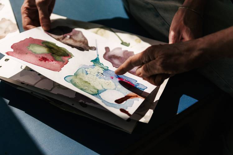 Foto: Nahaufnahme von Aquarellzeichnungen.