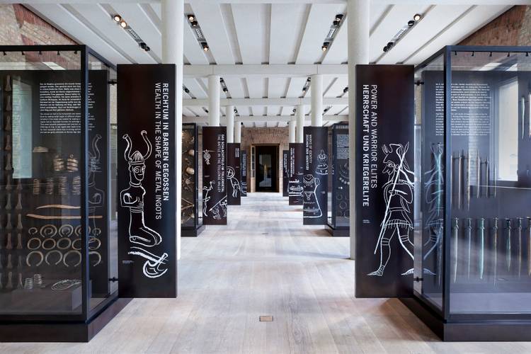Saal 306, Bronzezeit-Saal mit Blick zum Goldhut.