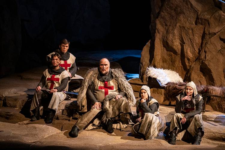 Parsifal – Valeriia Savinskaia als 1. Knappe, Rebecca Jo Loeb als 2. Knappe, Gideon Poppe als 3. Knappe, Andrei Danilov als 4. Knappe, Stephen Milling als Gurnemanz Bettina Stöß