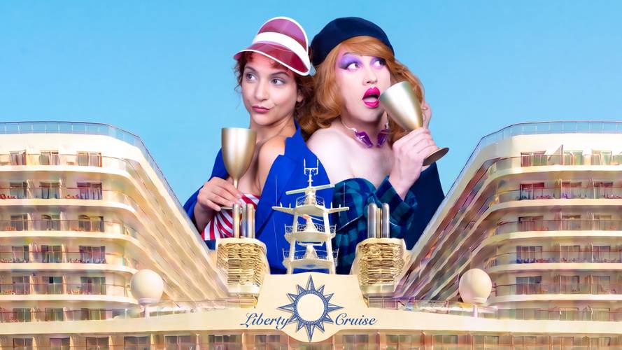 Zwei Personen posieren vor einem Kreuzfahrtschiff. Text: Liberty Cruise. Beide halten goldene Sektkelche. Eine trägt einen Streifenhut, die andere einen blauen