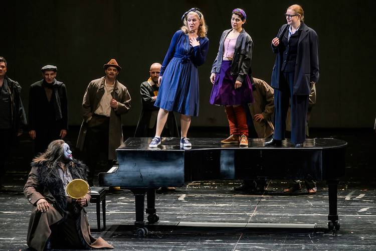 Das Rheingold – Michael Sumuel als Alberich, Lea-ann Dunbar als Woglinde, Arianna Manganello als Wellgunde, Karis Tucker als Flosshilde Bettina Stöß