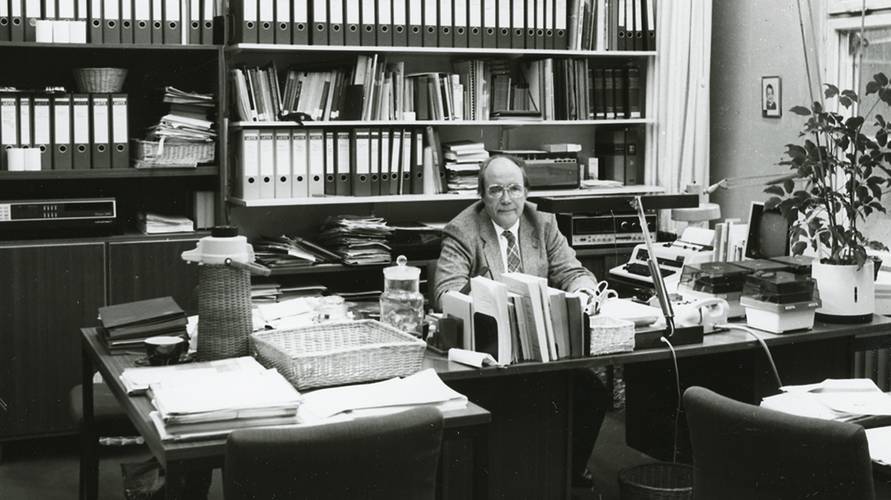 Hans-Peter Reinecke in seinem Büro in der Stauffenbergstraße 14, 1984 – Hans-Peter Reinecke in seinem Büro in der Stauffenbergstraße 14