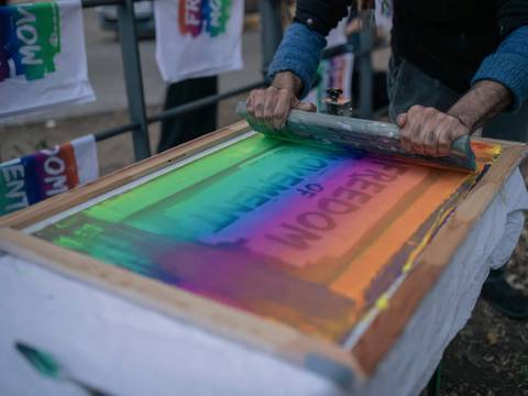Gemeinsamer Druck von Fahnen für die Karawane der Bewegungsfreiheit – Plakatdruck per Siebdruckverfahren