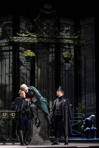 Pique Dame – Chance Jonas-O'Toole als Tschekalinskij, Padraic Rowan als Ssurin, Lucio Gallo als Tomskij