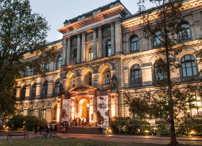 Fassade Museums für Naturkunde – Bild der Fassade des Museums für Natukunde am Abend bei einer Veranstaltung
