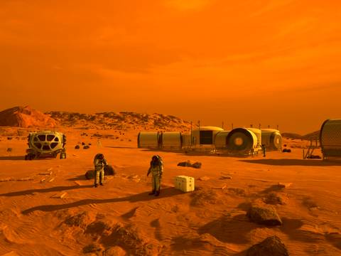 Erste Menschen auf dem Mars (2019). Künstlerische Darstellung der ersten menschlichen Forschenden auf der Marsoberfläche – Zwei Personen in Raumanzügen gehen auf einer roten, felsigen Wüstenlandschaft mit futuristischen Gebäuden im Hintergrund.