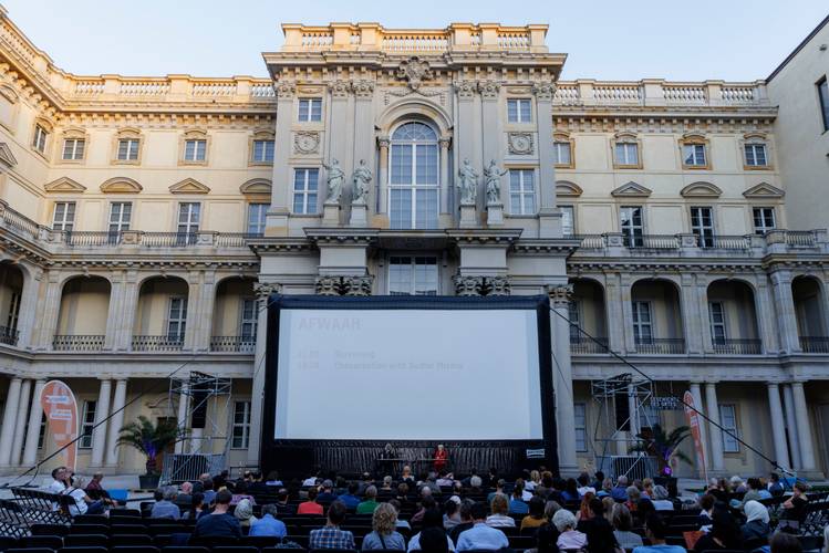 Blick auf Box Office Around the World im Schlüterhof – Blick auf Box Office Around the World im Schlüterhof