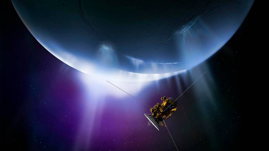 Künstlerische Darstellung der Raumsonde Cassini beim Flug durch die Eisfontänen des Saturnmondes Enceladus – Ein Raumschiff fliegt an einem großen Himmelskörper vorbei, aus dem helle Strahlen ins All austreten.