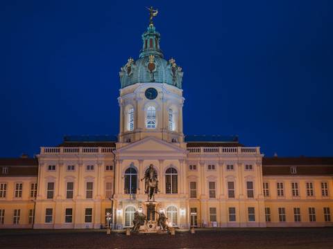 Schloss Charlottenburg in der Abenddämmerung – Schloss Charlottenburg in der Abenddämmerung
