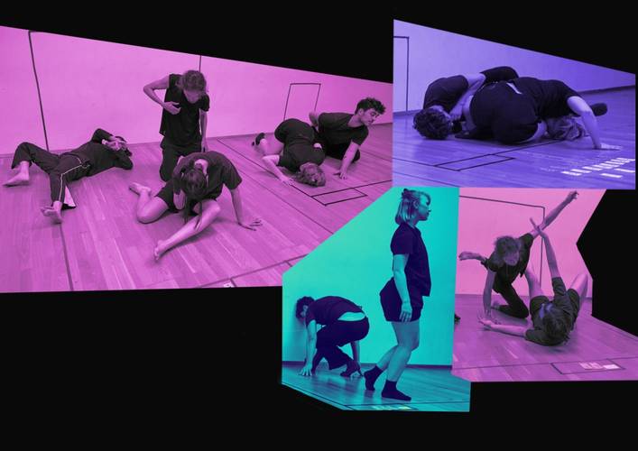 ANALOG Play with us – Fünf Personen in schwarz gekleidet tanzen in verschiedenen Posen auf Holzboden in einem Raum mit pinkem und blauem Licht.
