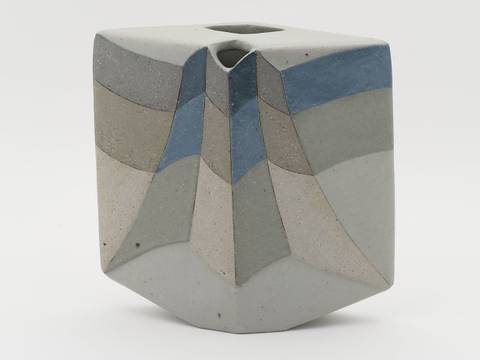 Antje Brüggemann, Vase in quadratischer Form mit optischem Dekor, 2011, Feinsteinzeug, gebaut, eingefärbte Massen, erworben mit Mitteln der Julius Lessing Gesellschaft