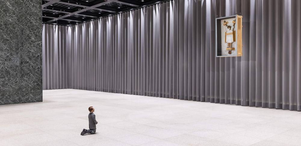 Maurizio Cattelan. NIGHT, Ausstellungsansicht, Neue Nationalgalerie, 2026