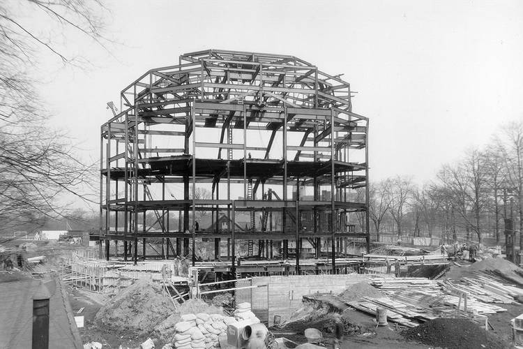 1930 ist die Severance Hall, bis heute Heimstätte des Cleveland Orchestras, noch Baustelle. – Baustelle mit aufgebautem Stahlgerüst und Fundament und einzelnen Arbeitern.