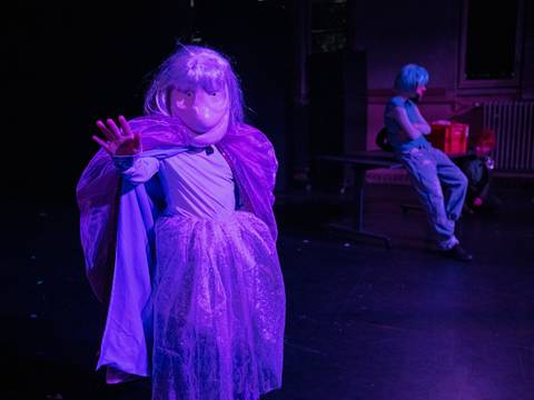 r Nase nach" - TheaterJugendClub Ensemble Angestrahlt