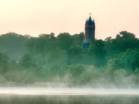 Potsdam, Flatowturm im Nebel – Potsdam, Flatowturm im Nebel © SPSG