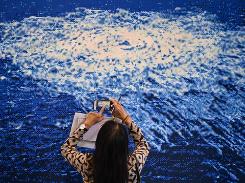  – Eine junge Frau fotografiert in der Ausstellung «know thyself» des Künstlers Ai Weiwei in der Galerie Neugerriemschneider das Werk «Nord Stream».