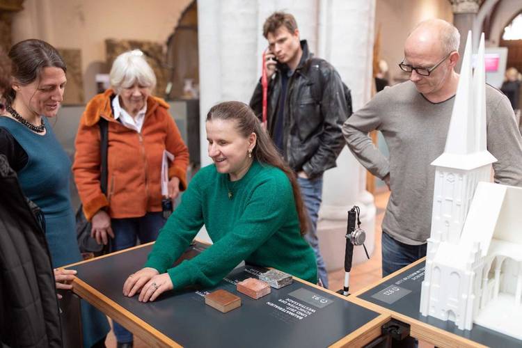 Die Führung macht das Gebäude und seine Geschichte mit verschiedenen Sinnen erfahrbar. – Momentaufnahme während einer Tastführung im Museum Nikolaikirche
