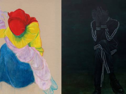 Links: Katharina Poos, Vermächtnis, Acryl/ Eitempera auf Lw, 2025, Copyright: VG Bild-Kunst Bonn 2026; Rechts: Ewa Finn, Freunde schauen Ijob an, Öl auf Leinwand, 2023/24