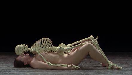 Marina Abramović, Nude with Skeleton, Performance für Video, Belgrade, 2002-2005 © Marina Abramović, Courtesy der Marina Abramović Archives / VG Bild-Kunst, Bonn 2026, Foto: Attilio Maranzano
