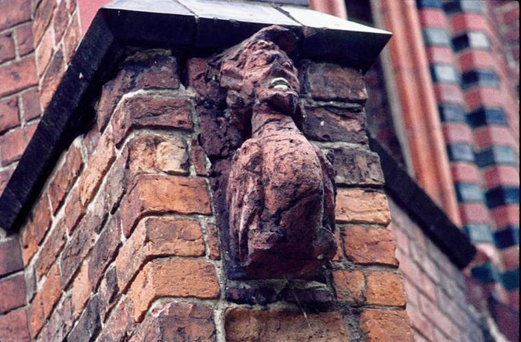 Der „Kaak“ ziert sowohl die originale Gerichtslaube des ehemaligen Berliner Rathauses im Schlosspark Babelsberg (im Bild) als auch deren Nachbau im Berliner Nikolaiviertel. – Foto des „Kaak“, der sowohl die originale Gerichtslaube des ehemaligen Berliner Rathauses im Schlosspark Babelsberg als auch deren Nachbau im Berliner Nikolaiviertel ziert