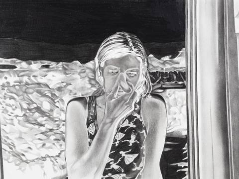 Marc Brandenburg, White Rainbow Nr. 8, 2000 (Ausschnitt), Privatsammlung – Schwarz-weiß invertierte Zeichnung des Künstlers auf Papier. Motiv ist eine Frau vor einem offenen Fenster, die sich eine Spielzeugnase aufsetzt.