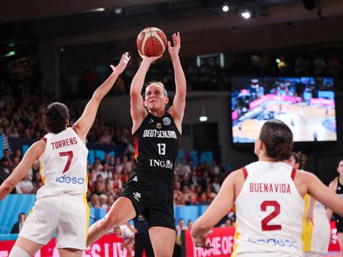  – Deutschlands Leonie Fiebich (M) kommt zum Wurf gegen Spaniens Alba Torrens (l) und Elena Buenavida