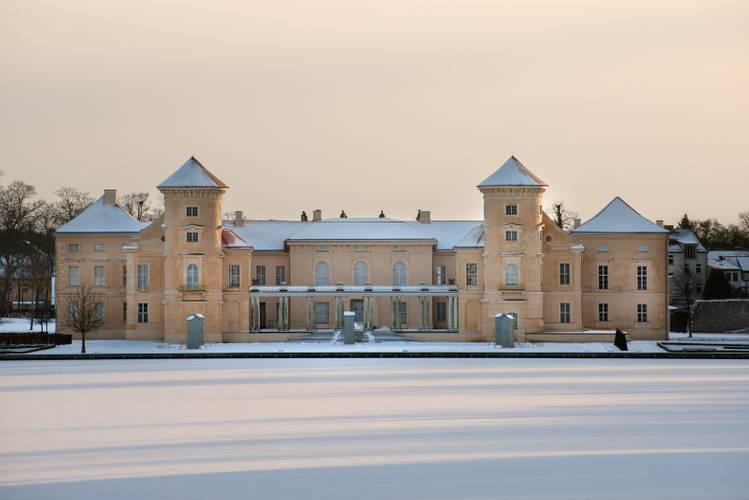 Schloss Rheinsberg im Winter – Schloss Rheinsberg, Blick über den Grienericksee, im Winter
