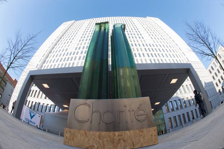 Haus der Charité mit einem Weitwinkel-Objektiv fotografiert