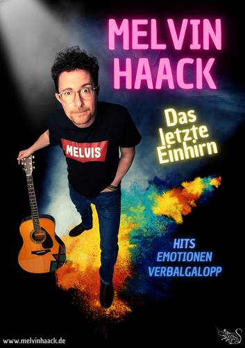 Melvin Haack steht im Scheinwerfer-Licht, blickt nach oben in die Kamera und stützt sich mit der rechten Hand auf seine Gitarre. Auf dem Plakat steht der Konzerttitel: Das letzte Einhirn. Hits, Emotionen, Verbalgalopp.
