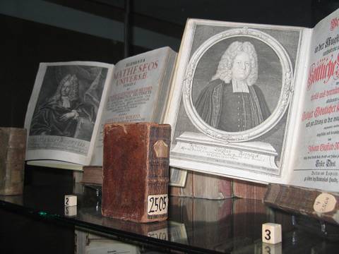Ausstellung zur Spandauer Krchenbibliothek.